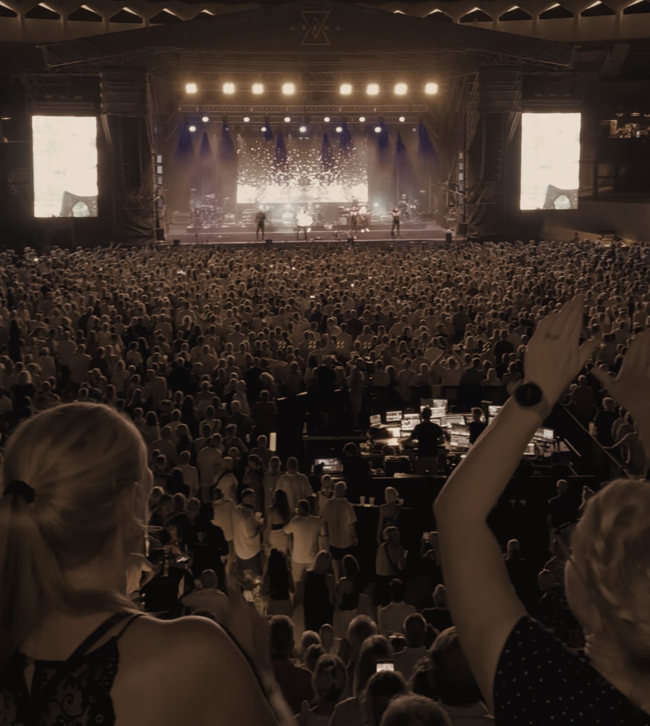Stor udendørs koncert med fyldt arena