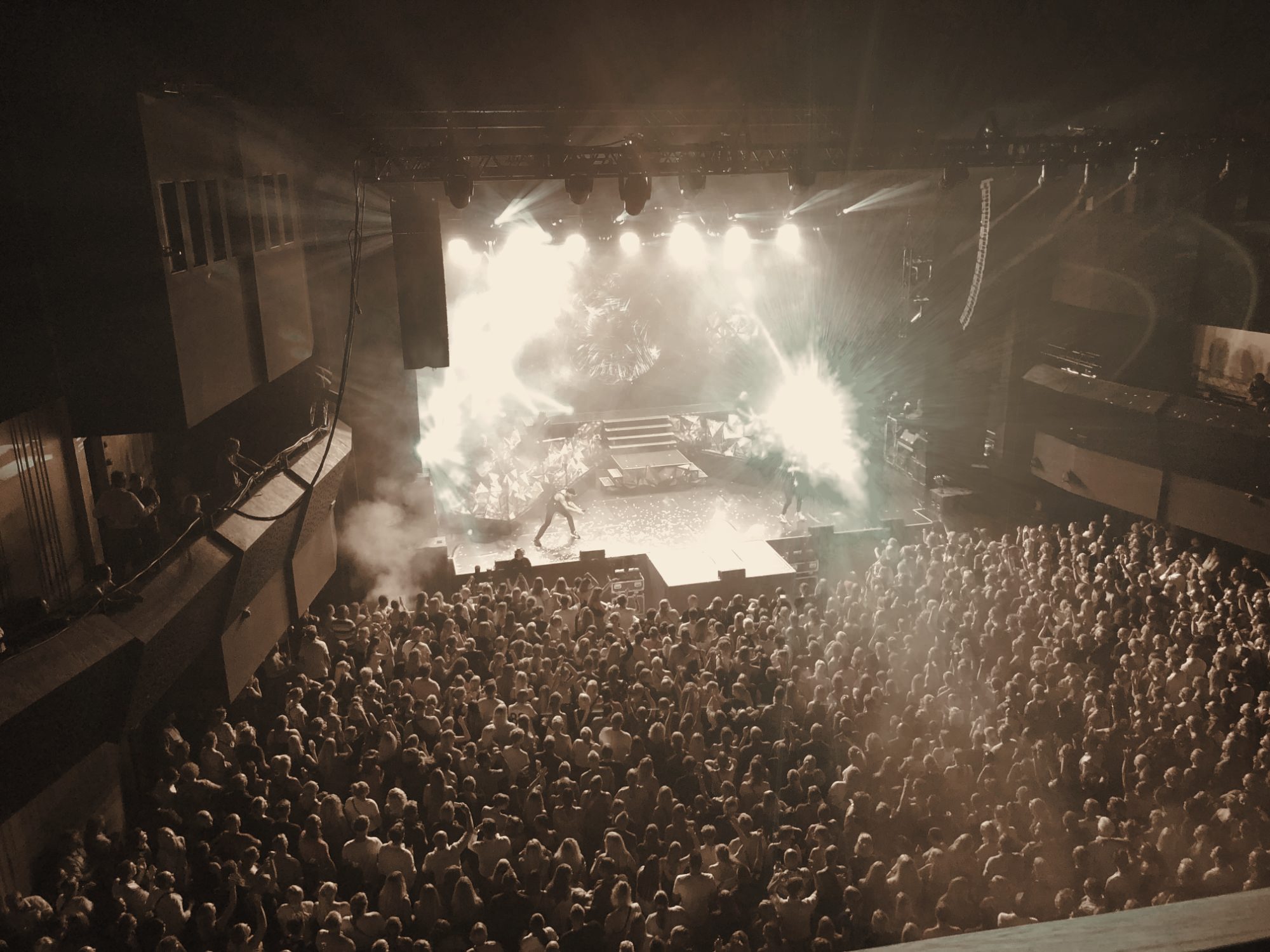 Koncert set fra balkonen med fuld sal