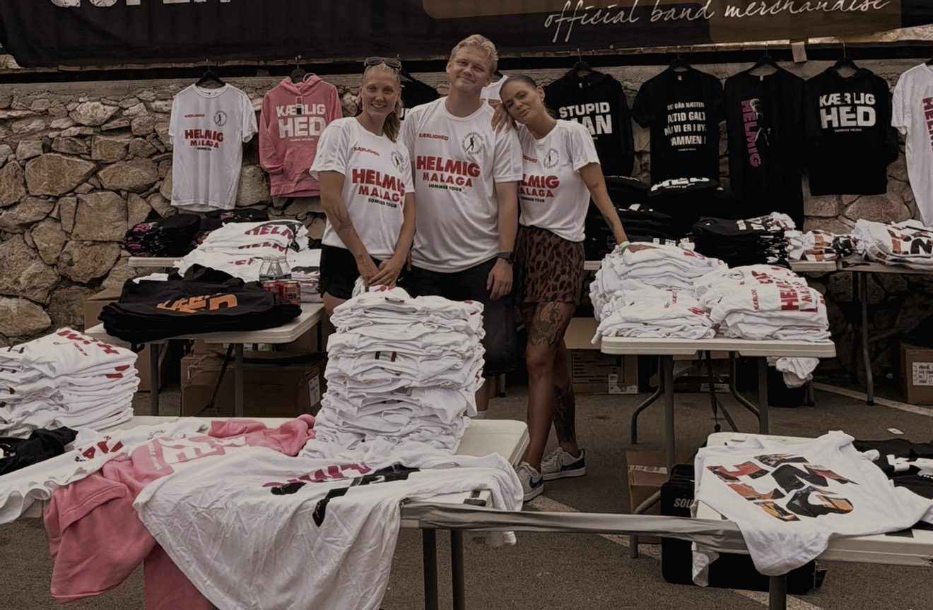 Merch-stand med Helmig-T-shirts